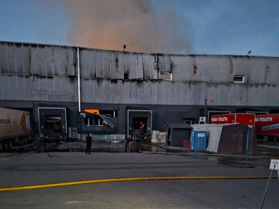 У Харкові дрон вдарив по депо Нової пошти: сталася пожежа та часткове обвалення даху