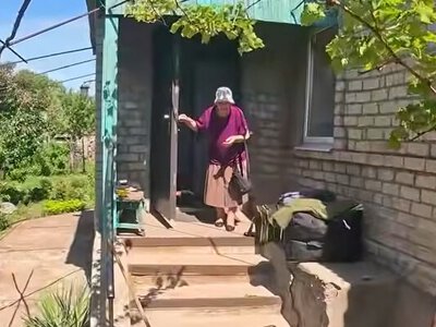 «Не хотіла залишати дім»: 88-річну жінку евакуювали з Дружківки (відео)