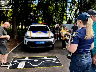 Алкоокуляри, безпека та благодійність: патрульні Закарпаття долучилися до незвичайної акції в Мукачеві