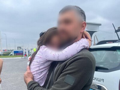 На Рівненщині патрульні допомогли 6-річній дівчинці повернутися додому