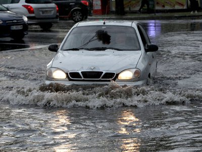 Рух заблоковано: у Києві через сильну зливу затопило проїжджу частину