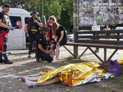 Наслідки атаки російського «шахеда» по пасажирах на зупинці у Запоріжжі