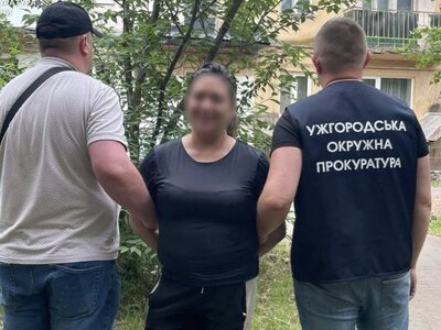 В Ужгороді затримали жінку, яка збувала метамфетамін у дворі багатоповерхівки (ФОТО)