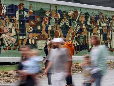 У Львові відреставрували унікальну мозаїку «Збір винограду» та знайшли для неї новий дім
