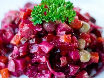 Рецепт простого картопляного салату з буряком: покрокове приготування