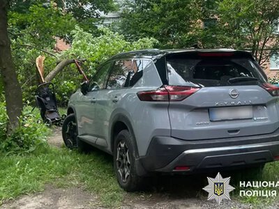 У Хмельницькому «Nissan» збив двох жінок та дитину у візочку