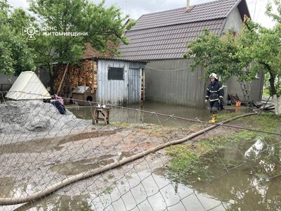 Велика вода на Житомирщині: рятувальники рятували від підтоплень дитсадок та житлові будинки. ФОТО