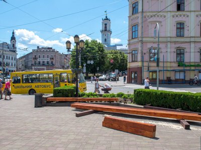 У Чернівцях розпочали оновлення лавок на Центральній площі