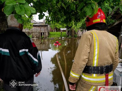Наслідки червневої негоди: рятувальники Житомирщини відкачували воду з дитсадка та десятка приватних подвір’їв