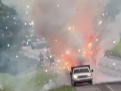 Вантажівка з феєрверками загорілася та влаштувала несподіване шоу на дорозі