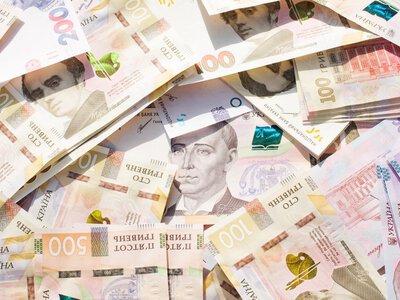 Понад 100 тисяч на руки: скільки заробляють міністри та керівництво Кабміну