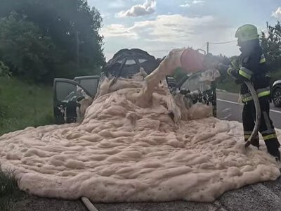 На трасі поблизу Острога загорівся Volkswagen: рятувальники врятували авто від повного знищення