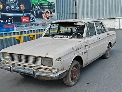 Слугував дитячим майданчиком: в Україні виявили занедбаним вінтажний Ford 60-х (ВІДЕО)