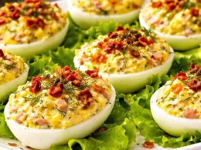 Фаршированные яйца с беконом и луком