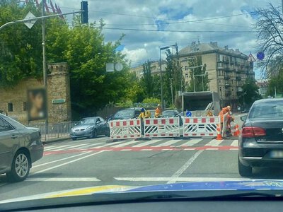 У центрі Києва провалився асфальт відразу у двох місцях: поліція звернулася до водіїв