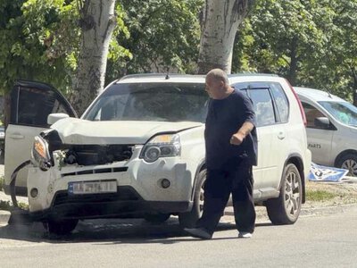 ДТП у центрі Світловодська: автомобіль зніс знак і врізався в дерево