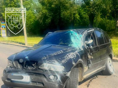У Рівному поліцейські охорони врятували водія після перекидання позашляховика