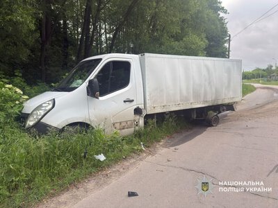 На прикордонні Новгород-Сіверщини росіяни атакували автомобіль, який віз хліб