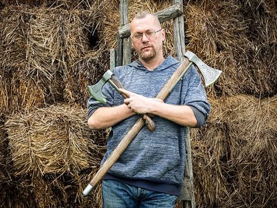 Допомога ЗСУ та подарунок Джонсону: волинський ветеран кує унікальні сокири