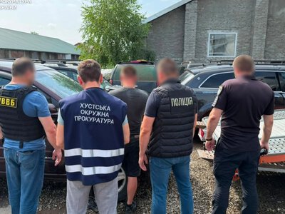 На СТО затримали власника, який продавав автомобілі, ввезені для фронту, влаштувавши гонитву з правоохоронцями