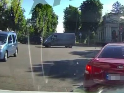 У Черкасах вантажівка “знесла” мінівен на перехресті