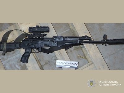  На Ніжинщині затримали чоловіка, який стріляв з автомата з вікна власного будинку 