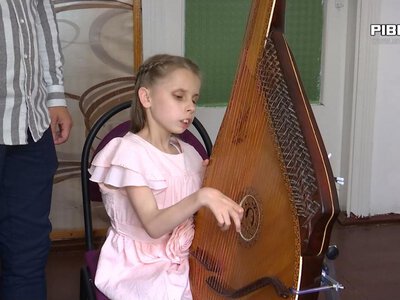 Талант без обмежень: незряча дівчинка з Рівненщини грає на інструментах і співає (ВІДЕО)