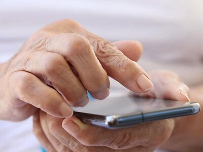 У Калуші пенсіонерів навчатимуть користуватися смартфонами та «Дією»: стартували безкоштовні курси