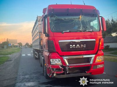 У Піщаному зіткнулися маршрутка та вантажівка: двоє жінок потрапили до лікарні
