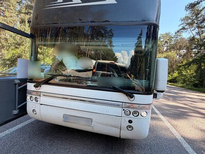 Біля Благодатного водій автобуса спричинив аварію за участі трьох легковиків