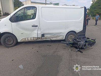 У Каневі через невдалий маневр водія мінівена постраждали двоє підлітків