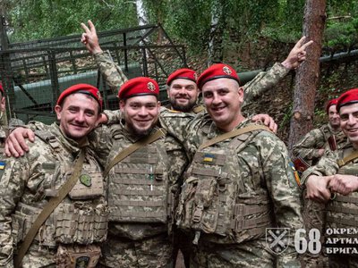 Нова еліта української артилерії: захисники бердичівської бригади отримали берети 