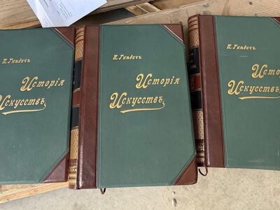 У пунктах пропуску на Буковині виявили старовинні відзнаки, книги та ікону