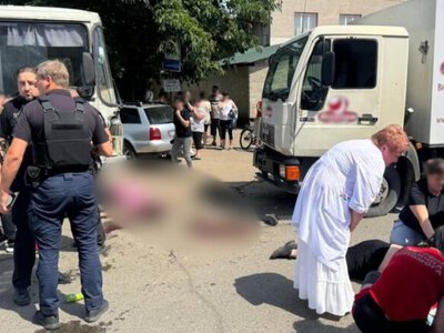 На Закарпатті вантажівка в'їхала в людей, які виходили з автобуса: одна жінка та водій загинули, троє травмовані