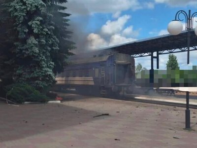 Російський БпЛА атакував територію вокзалу в Сумах: уламки пошкодили пасажирський поїзд