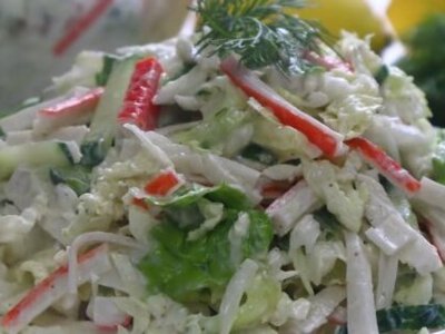 Соковитий салат із пекінською капустою та крабовими паличками: рецепт, який люблять у Києві