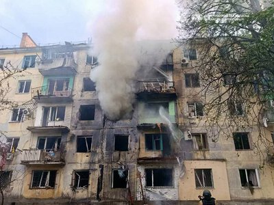 Росіяни вдарили по багатоповерхівці у Павлограді: виникла пожежа, серед постраждалих – 13-річний хлопчик