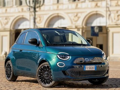 Незвичні двері та витрата 5,3 л на 100 км: FIAT випустив недороге міське авто (ФОТО)