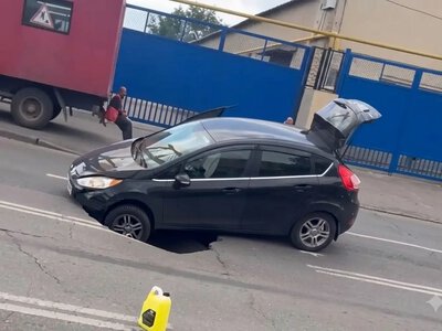 В Одесі на Миколаївській дорозі легковик провалився під асфальт