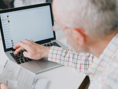 Пенсіонерам почнуть доплачувати майже 2600 гривень: хто зможе отримати надбавку