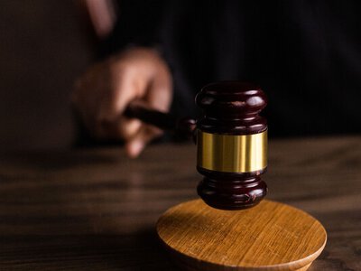 У Києві 18-річного хлопця підозрюють у шахрайстві з “автівками для ЗСУ”