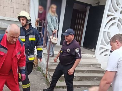 У Збаражі поліцейський офіцер та рятувальники визволили з пастки 78-річну жінку