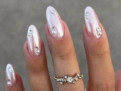 Pearl Nails - найелегантніший манікюр літа, який повертає моду на перлини