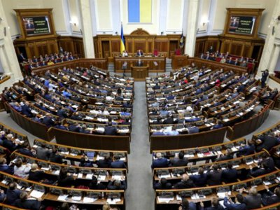Рада схвалила підвищення зарплат — хто і коли отримає вищі оклади в Україні
