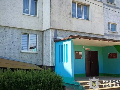 У Нетішині 73-річний чоловік у під’їзді багатоповерхівки вдарив ножем сусідку