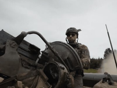 «Бути мерзенним не робить з нього військової цілі». Українських дронарів закликають атакувати блогера Тейта, що катається на танках рф