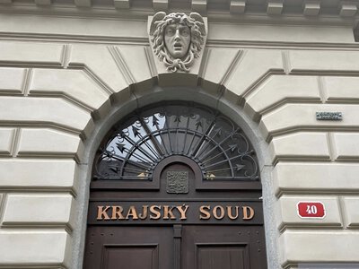 У Чехії кримінальні авторитети влаштовували оргії зі школярками в будівлі податкової інспекції