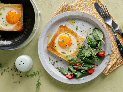 Яєчня по-французьки: з хлібом, сиром, помідорами і в тості