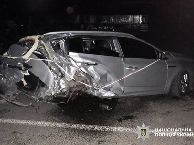 В Овручі 23-річний водій на Subaru протаранив дві припарковані автівки: його та пасажирку ушпиталили
