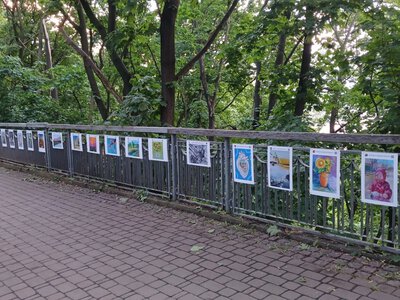 У Хрещатому парку відкрили виставку «Покоління війни»: 124 роботи українців від 6 до 67 років